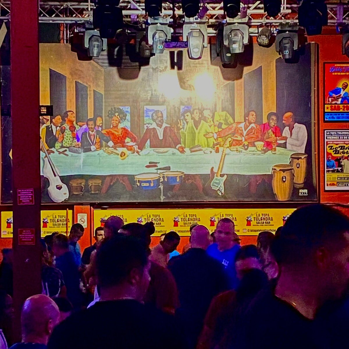 La Topa Tolondra mural stage